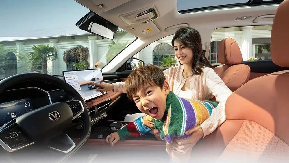 Обновленный кроссовер Changan CS75 Pro салон интерьер мама ребенок