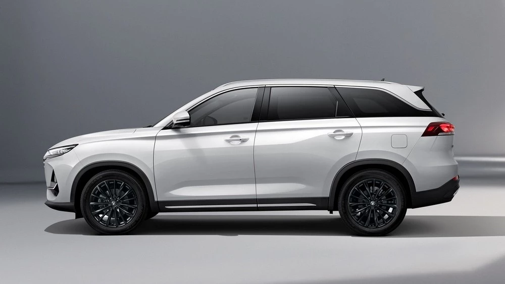 Обновленный кроссовер Changan CS75 Pro сбоку белый