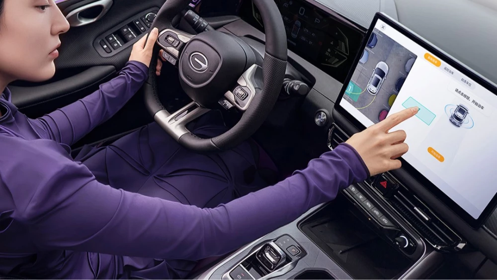 обновленный gac gs3 кроссовер сбоку спереди розовый салон вышел на рынок китая цены комплектации