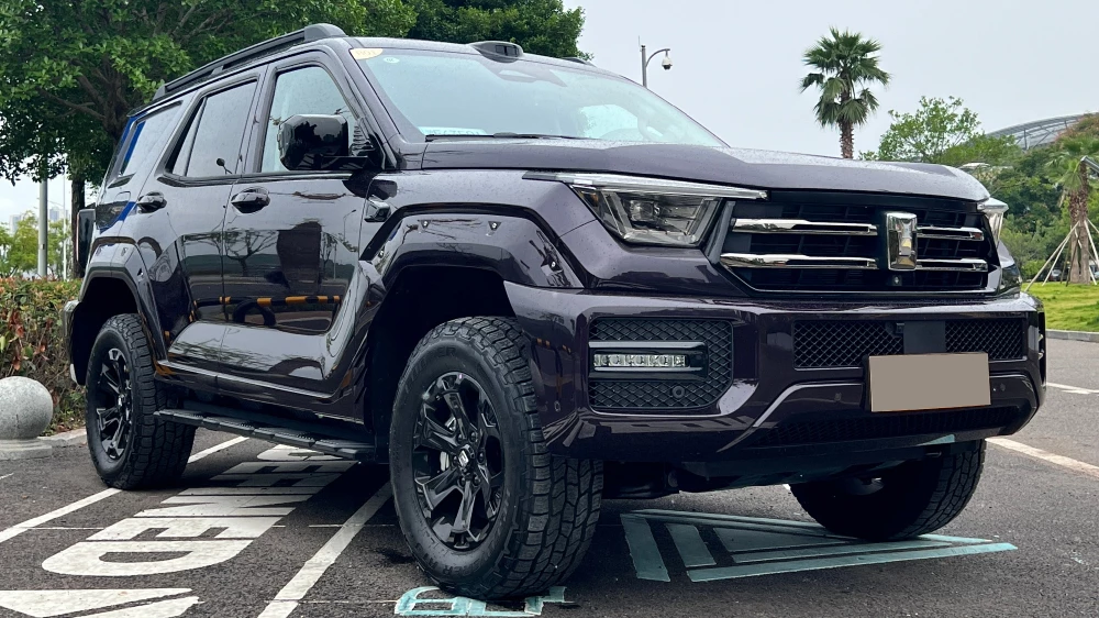 Обновленный Tank 400 вышел в заказ в Китае. Почему он подорожал обновленный tank 400 внедорожник гибридный сбоку спереди фиолетовый вышел в заказ в китае цена