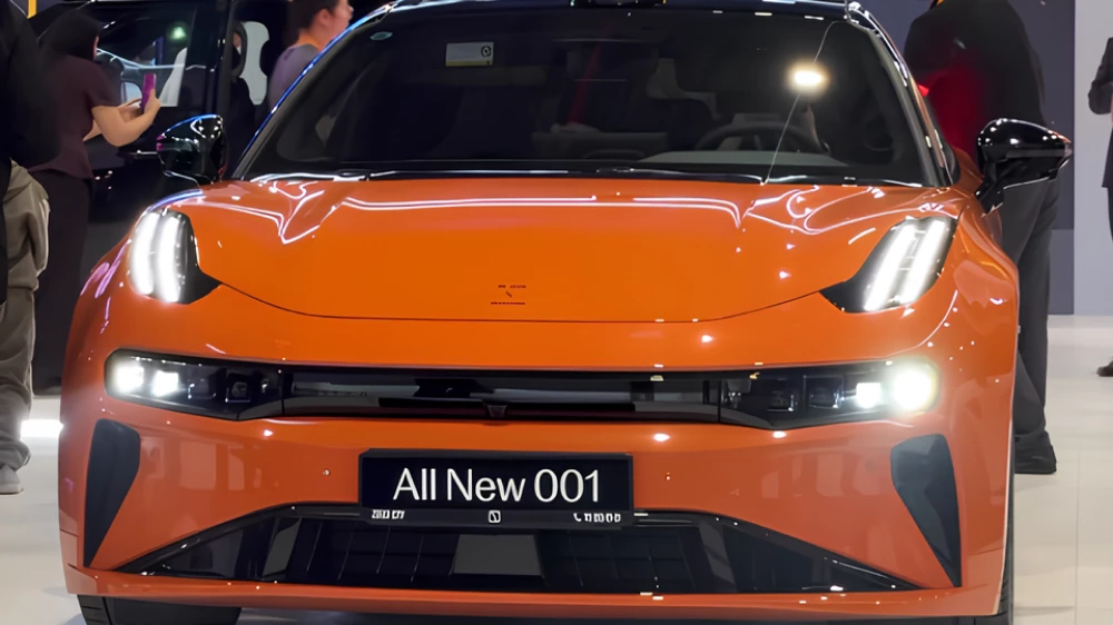 обновленный zeekr 001 в узбекистане автосалон в ташкенте tashkent auto show оранжевый сбоку спереди рестайлинг