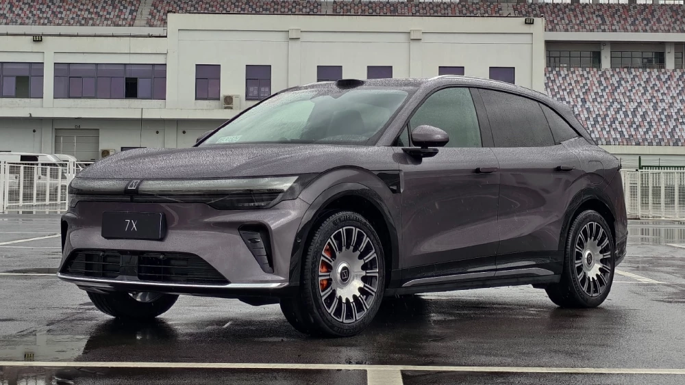 Обновленный Zeekr 7X вышел на рынок Китая. Больше мощности и опций по той же цене обновленный zeekr 7x старт продаж китай комплектации цены сбоку спереди кроссовер фиолетовый