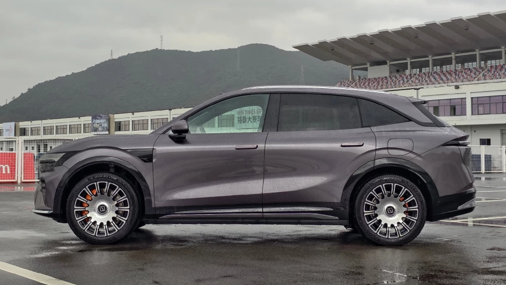 обновленный zeekr 7x старт продаж китай комплектации цены сбоку кроссовер фиолетовый