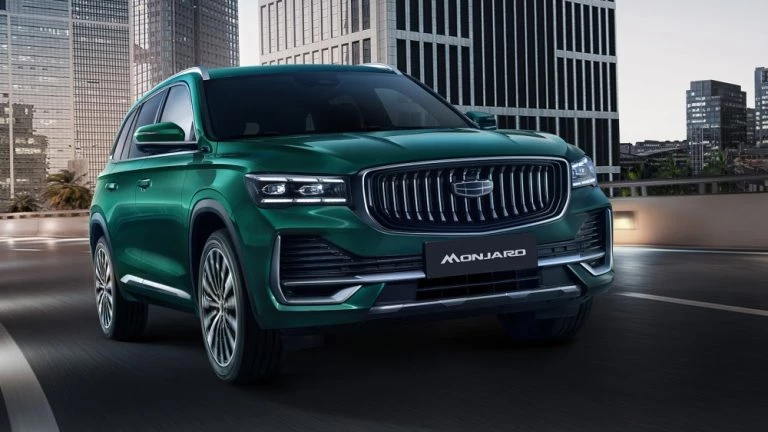 Обновленный Geely Monjaro получил ОТТС и подешевел кроссовер зеленый сбоку спереди беларусь цена flagship plus