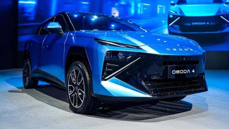 кроссовер Omoda C4 презентация спереди сбоку