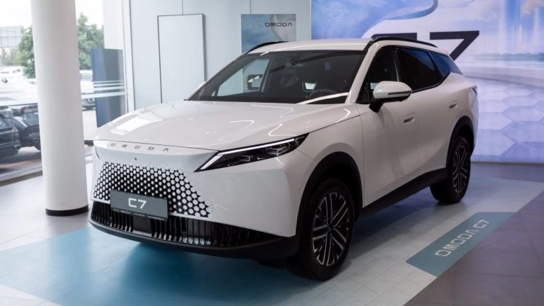Omoda C7 Авилон у дилера в автосалоне сбоку спереди