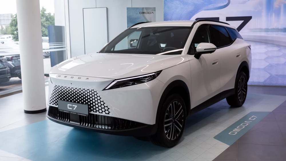 OMODA C7 — первый шаг в новое поколение кроссоверов Omoda C7 Авилон у дилера в автосалоне сбоку спереди