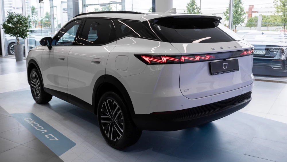 Omoda C7 Авилон у дилера в автосалоне сбоку сзади
