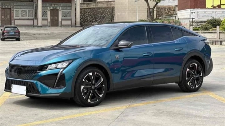 Peugeot 408X подержанный из Китая сбоку спереди