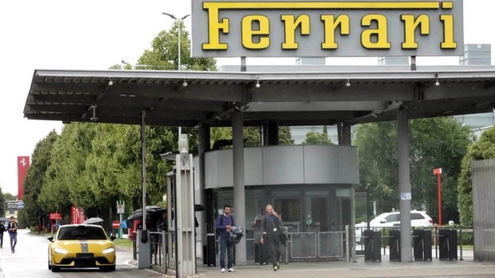 седан Xiaomi SU7 Ultra спереди