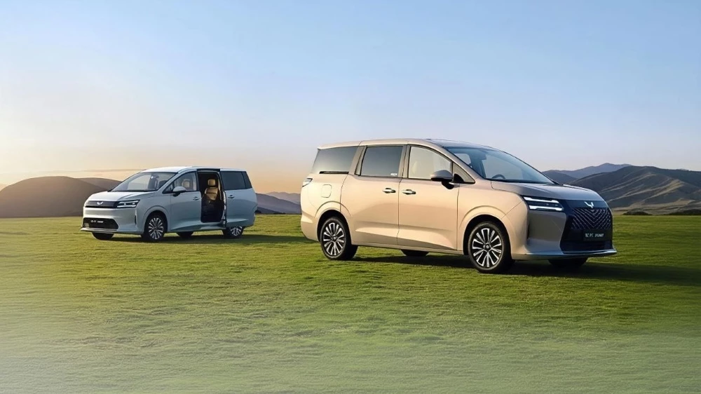 wuling starlight 730 бензиновый гибридный электрический сбоку спереди минивэн