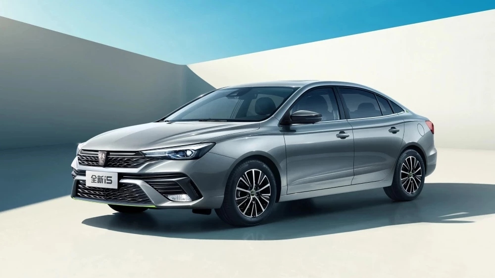Седан Roewe i5 сбоку спереди