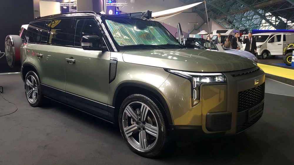 Кроссовер Rox 01 на выставке «Моторшоу 2025» в Минске сбоку спереди