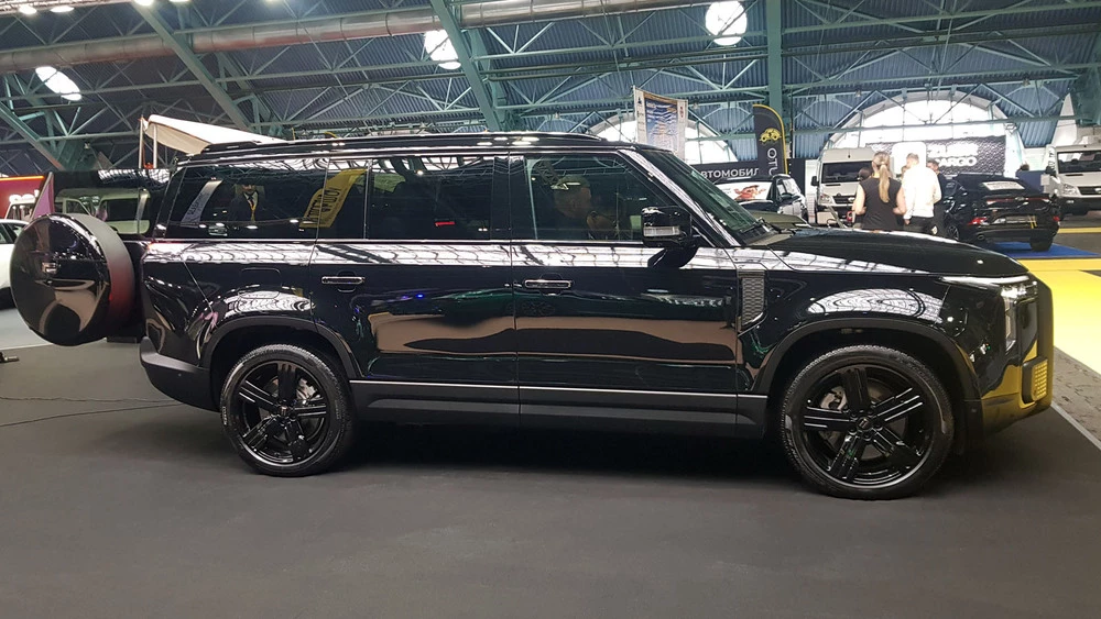Кроссовер Rox 01 на выставке «Моторшоу 2025» в Минске сбоку