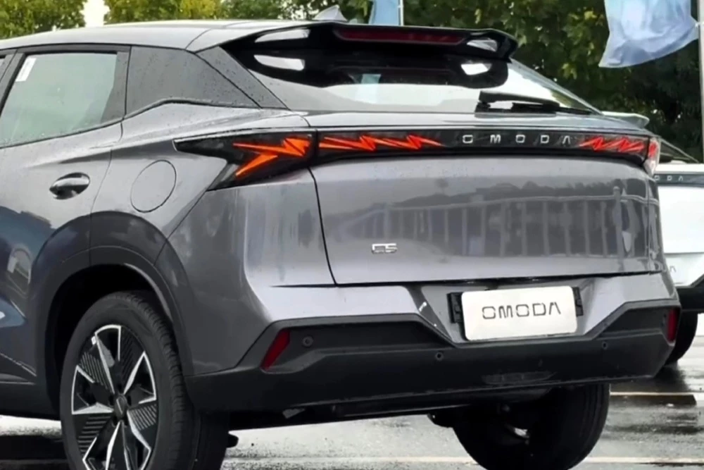 omoda c5 кроссовер сбоку сзади второе поколение