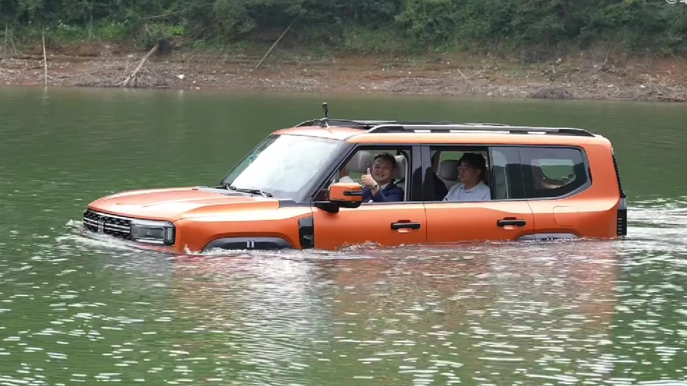В Китае раскрыли секрет плавающего Jetour G700. Чем он напомнит моторную лодку в китае раскрыли секрет плавающего jetour g700 внедорожник оранжевый плавает