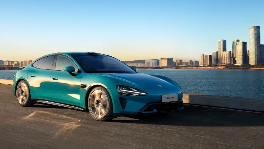 седан Xiaomi SU7 сбоку спереди