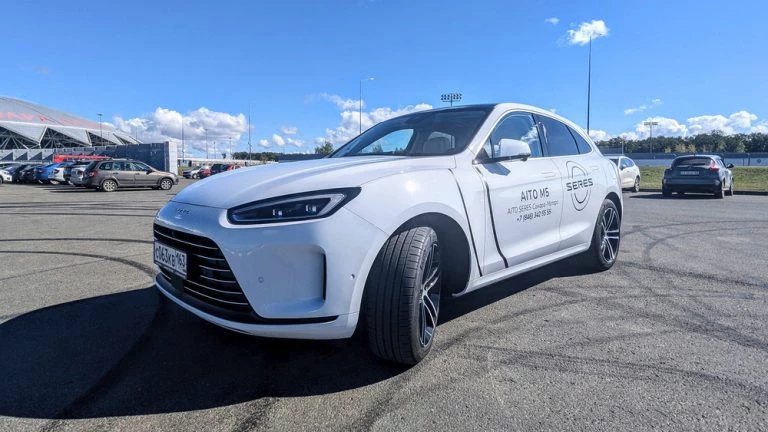 Seres M5 у дилера в самаре тест сбоку спереди