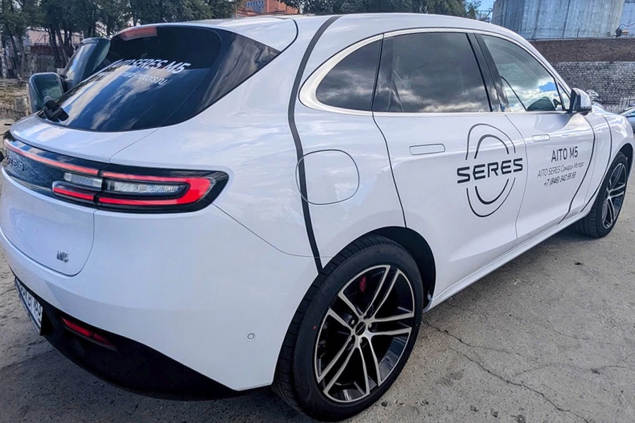Seres M5 у дилера в самаре тест сбоку сзади