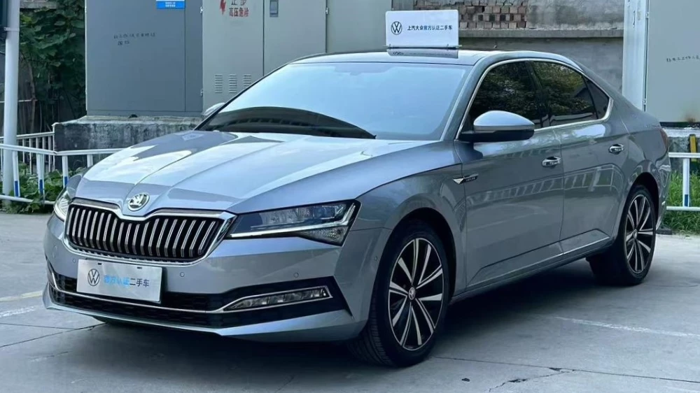 Skoda Superb подержанный из Китая сбоку спереди