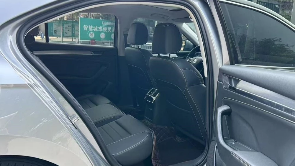 Skoda Superb подержанный из Китая салон интерьер