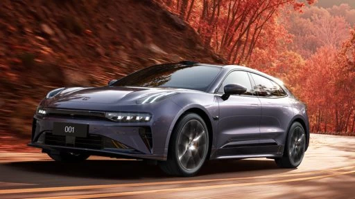 старт продаж обновленного zeekr 001 сбоку спереди электрический лифтбек фиолетовый