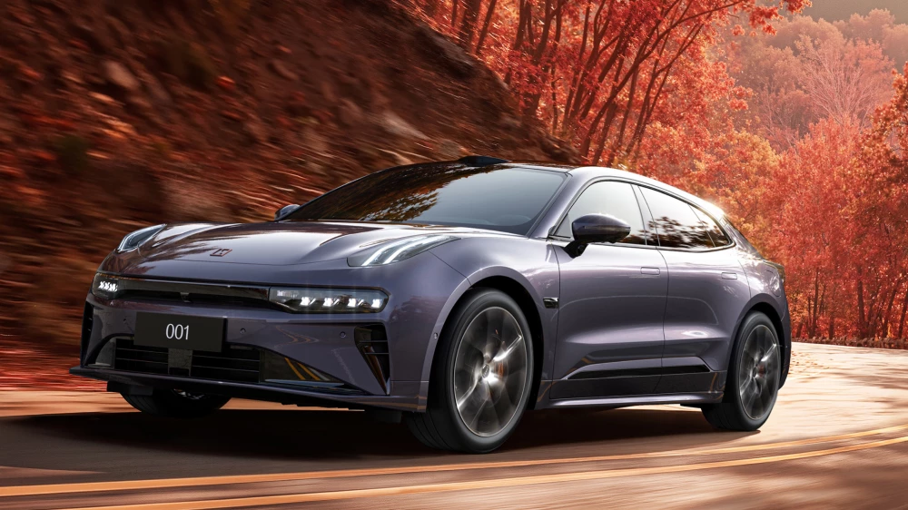 Старт продаж обновленного Zeekr 001 объявили в Китае. Лифтбэк стал на уровень лучше, но не дороже старт продаж обновленного zeekr 001 сбоку спереди электрический лифтбек фиолетовый