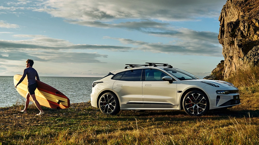 старт продаж обновленного zeekr 001 сбоку спереди электрический лифтбек бежевый