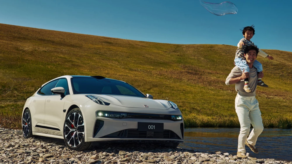 старт продаж обновленного zeekr 001 сбоку спереди электрический лифтбек бежевый