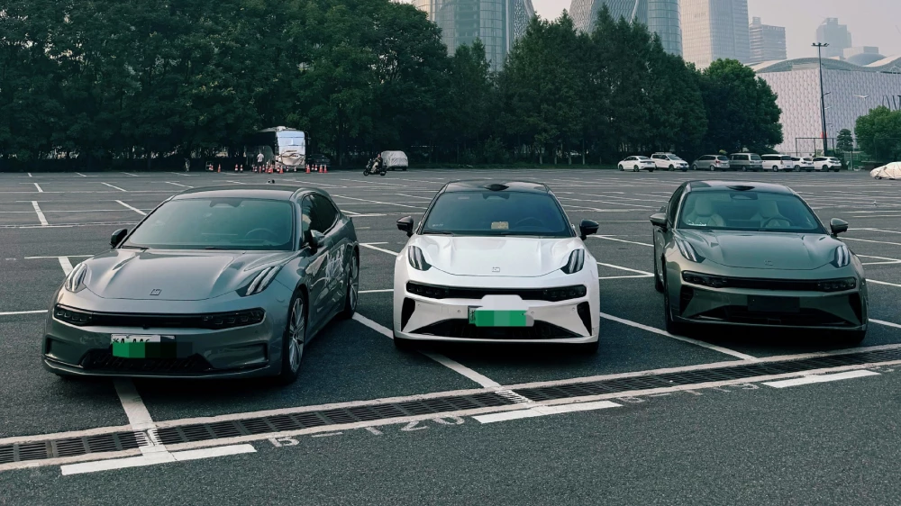 старт продаж обновленного zeekr 001 сбоку спереди электрический лифтбек