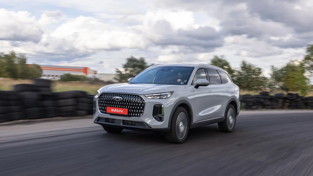 Кроссовер Chery Tiggo 9 супертест сбоку спереди в динамике