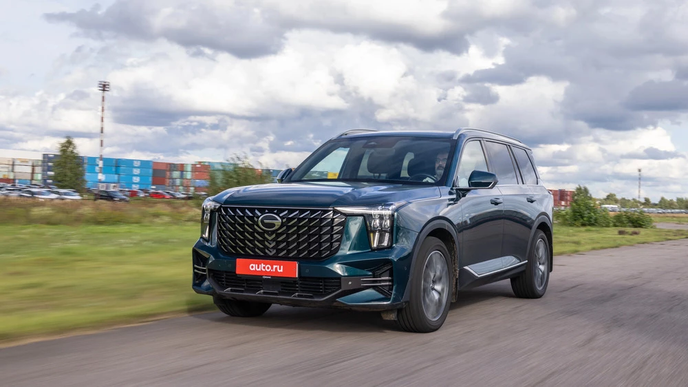 Кроссовер GAC GS8 супертест сбоку спереди в динамике