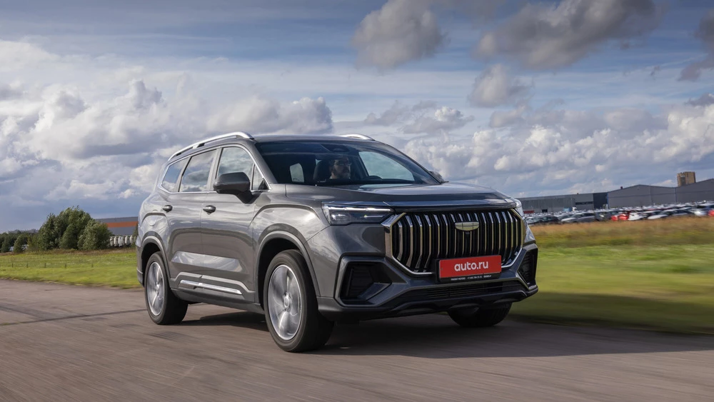 Кроссовер Geely Okavango супертест сбоку спереди в динамике