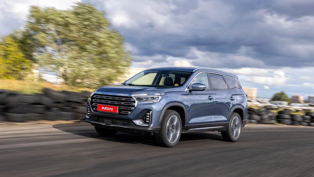 Кроссовер Jetour X90 Plus супертест сбоку спереди в динамике