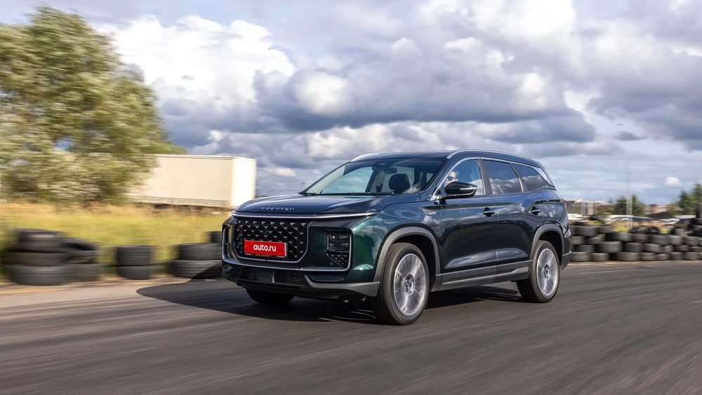 Кроссовер Soueast S09 супертест сбоку спереди в динамике