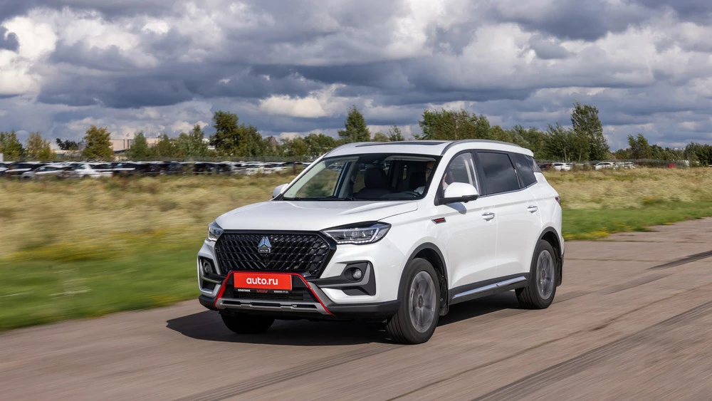 Кроссовер VGV V75 Plus супертест сбоку спереди в динамике