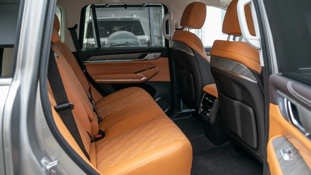 Tank 500 у дилера в автосалоне купить новый официального дилера TANK БалтАвтоТрейд салон интерьер второй ряд сиденья