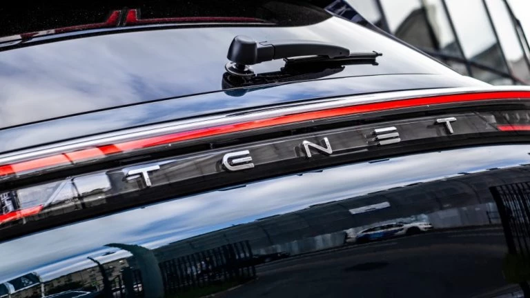 Логотип Tenet на корме кроссовера T8 сзади