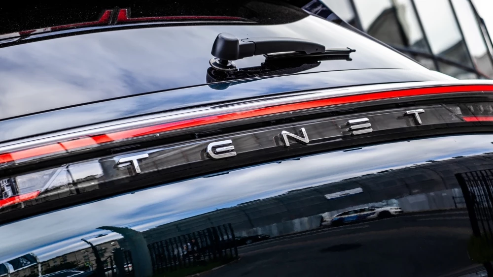 Tenet вышел из тени. Как продавались в сентябре китайские автомобили под российскими марками Логотип Tenet на корме кроссовера T8 сзади