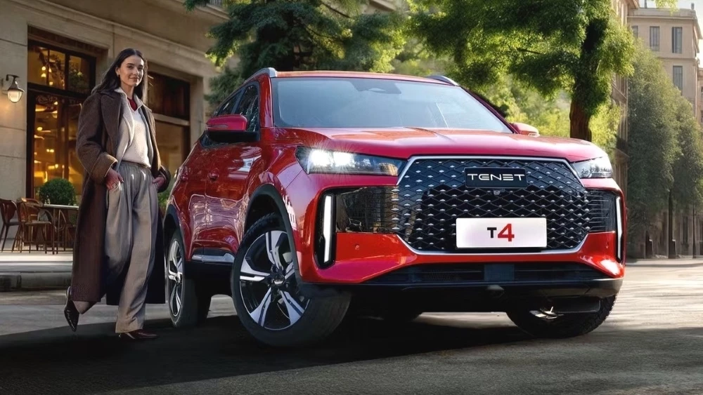 TENET T4: новый игрок авторынка с государственной поддержкой Tenet T4 сбоку спереди девушка