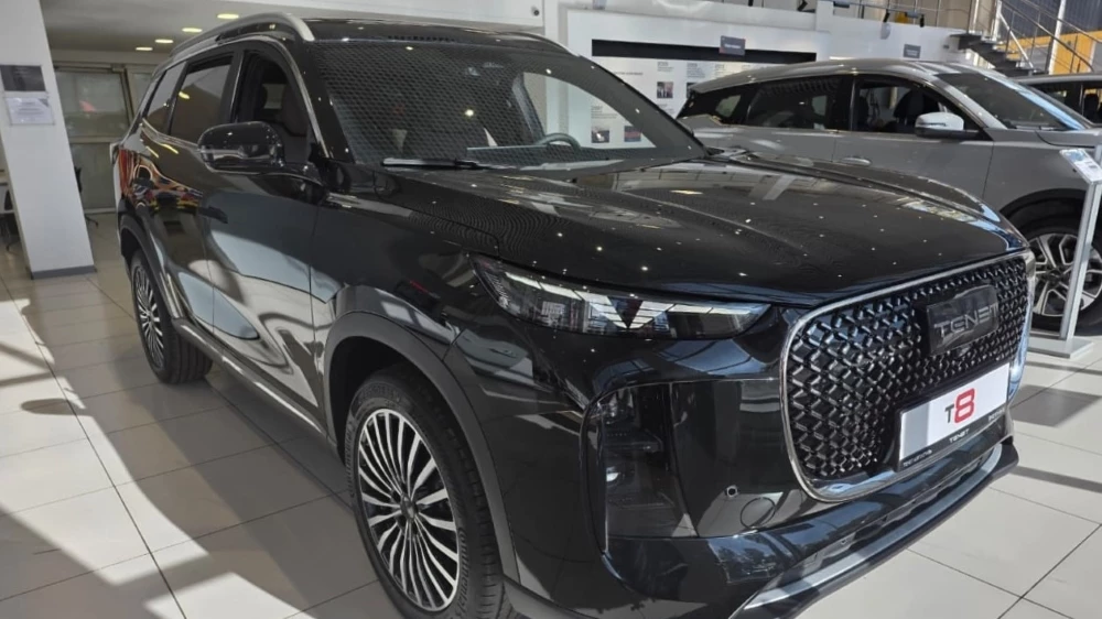 Tenet T8 сбоку спереди в автосалоне автостиль санкт-петербург у дилера купить новый