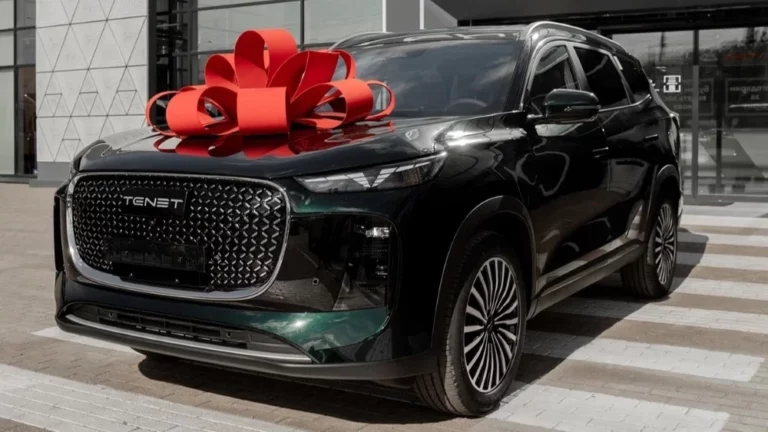 Кроссовер Tenet T8 в ДЦ Динамика Архангельск сбоку спереди новый у автосалон