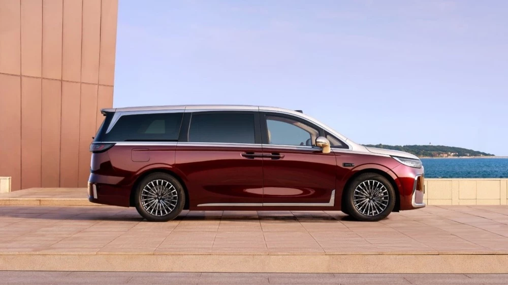 Обновленный минивэн Voyah Dream+ сбоку