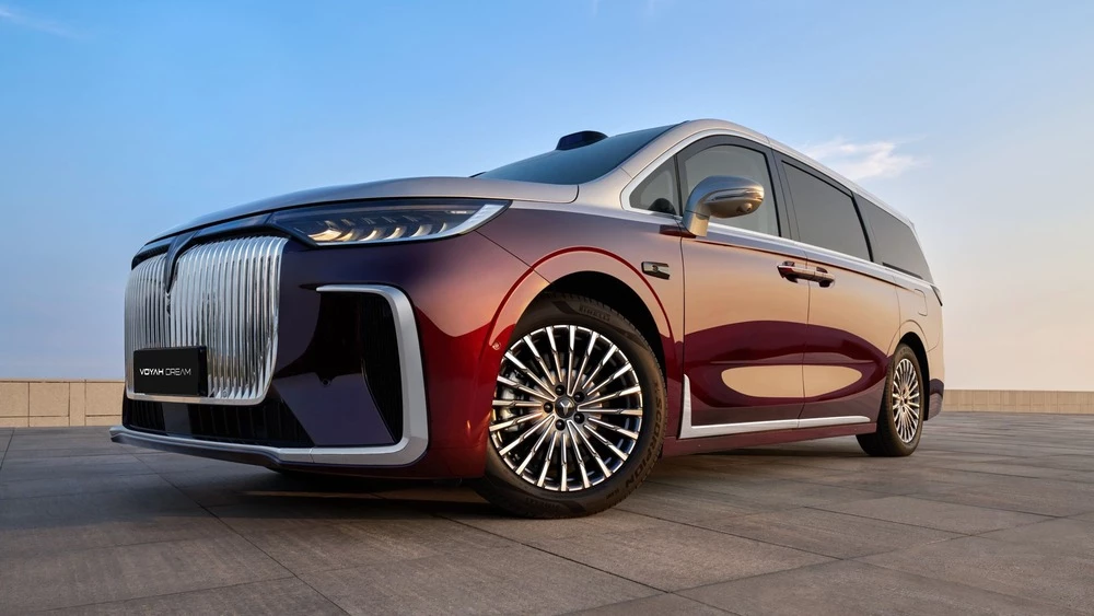 Обновленный минивэн Voyah Dream+ спереди сбоку