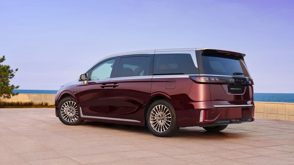 Обновленный минивэн Voyah Dream+ сбоку сзади