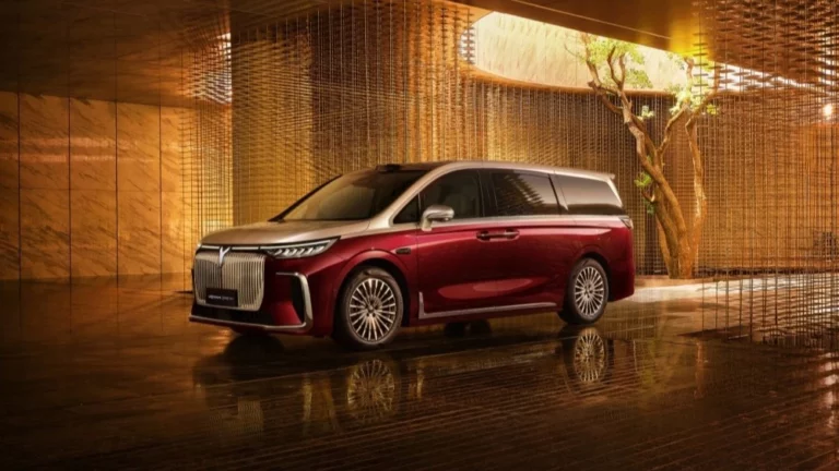 Обновленный минивэн Voyah Dream+ сбоку спереди