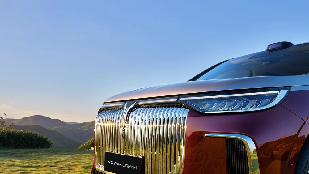 Обновленный минивэн Voyah Dream+ спереди решетка