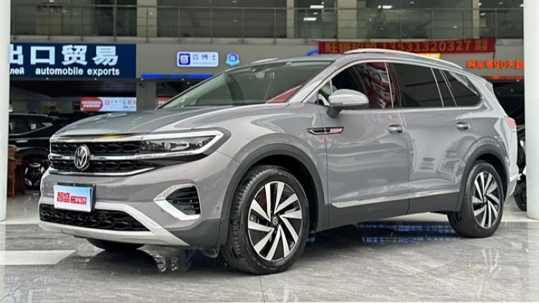 Volkswagen подержанный из Китая сбоку спереди