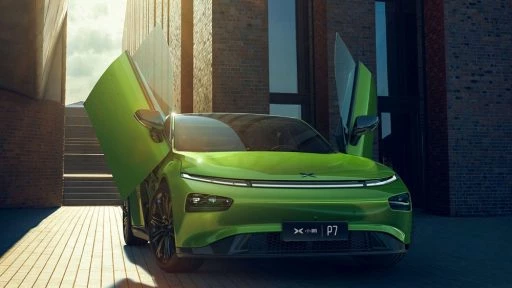 Xpeng P7 крылья ножницы спереди