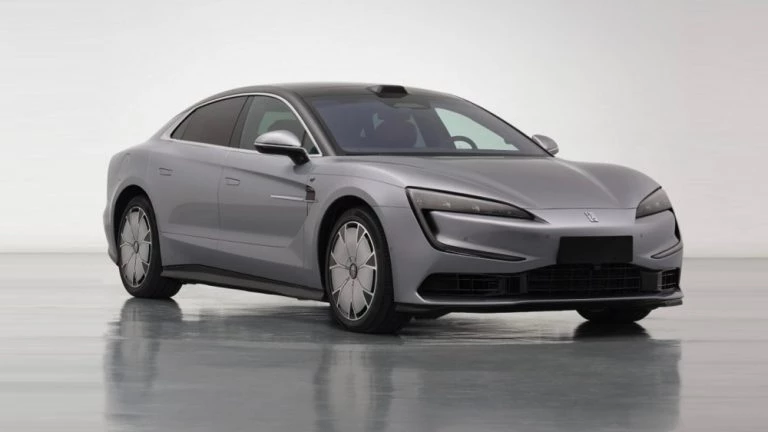 Обновленный седан YangWang U7 сбоку спереди